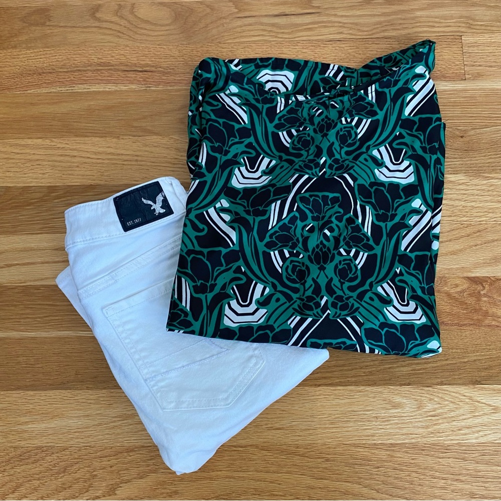 J Crew Faux Silk Green & Black Floral‎ Top - Picture 5 of 6